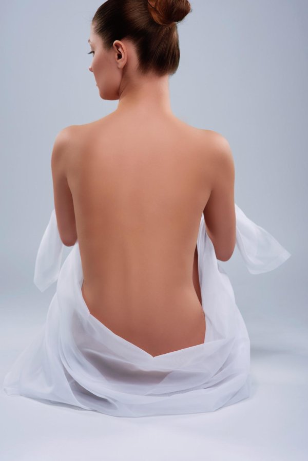 Девушка на спине