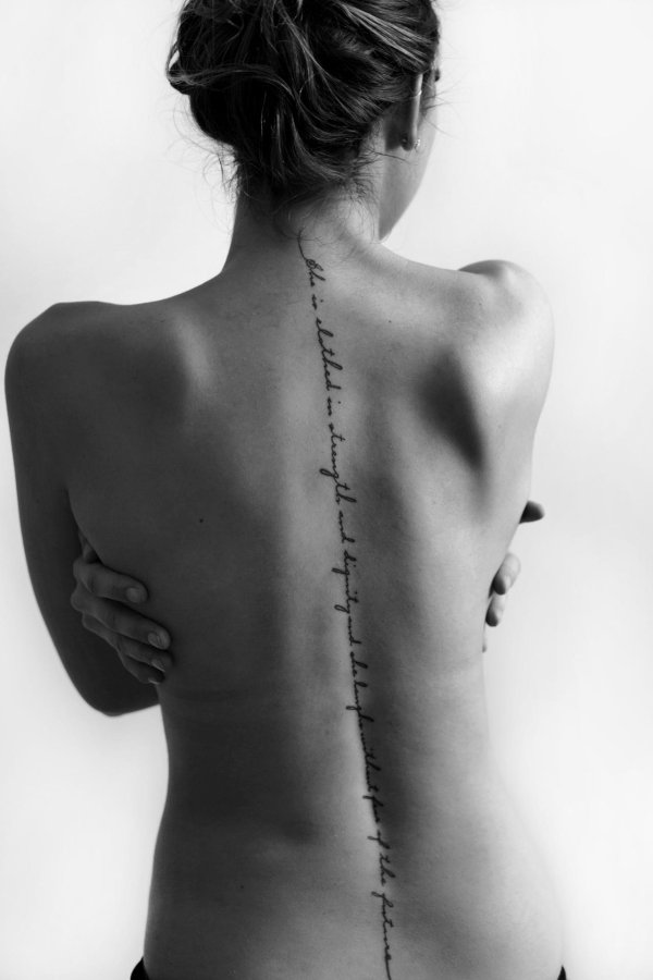 Девушка на спине