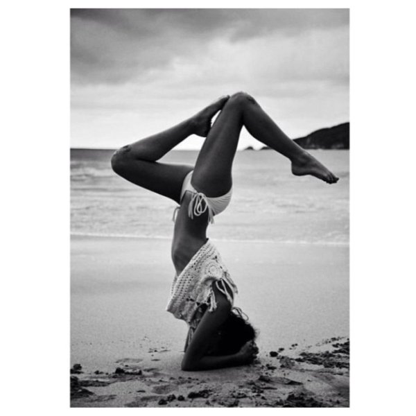 Девушка на спине