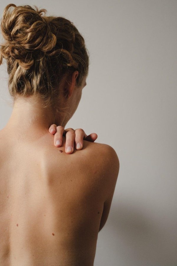 Девушка на спине