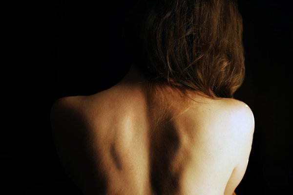 Девушка на спине