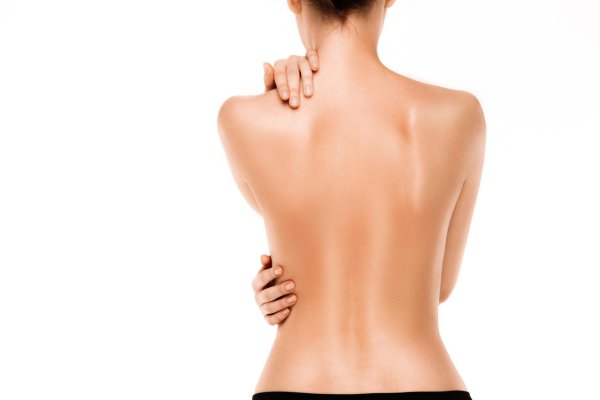 Девушка на спине