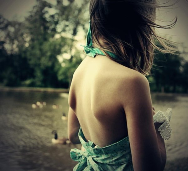 Девушка на спине