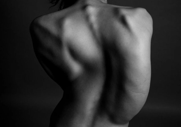 Девушка на спине