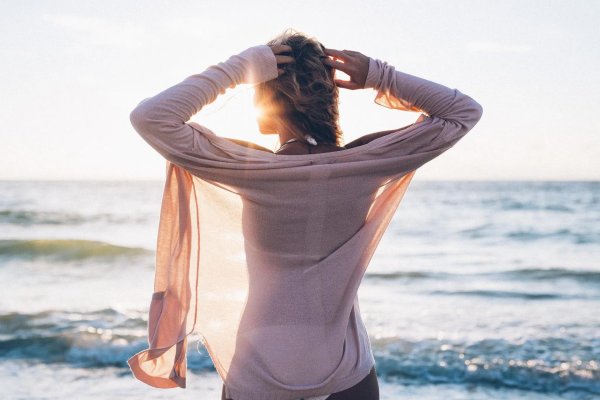 Девушка на спине