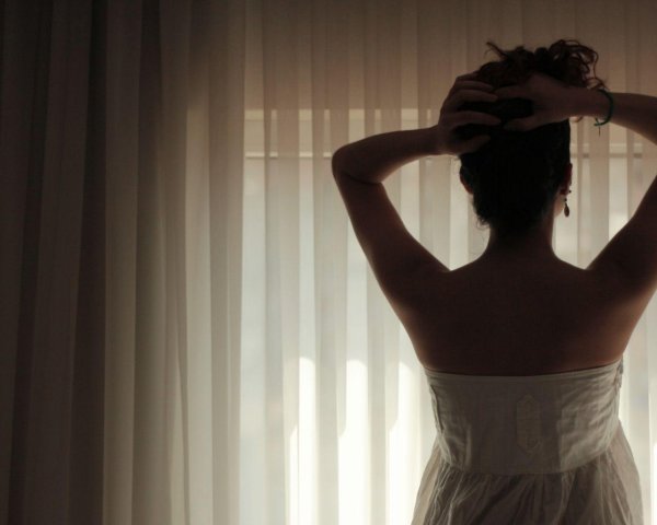 Девушка на спине