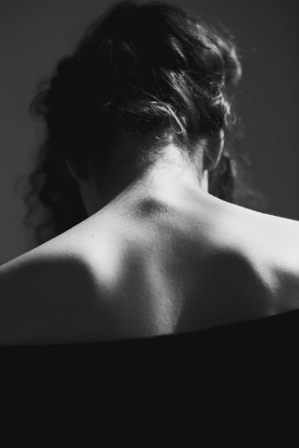 Девушка на спине