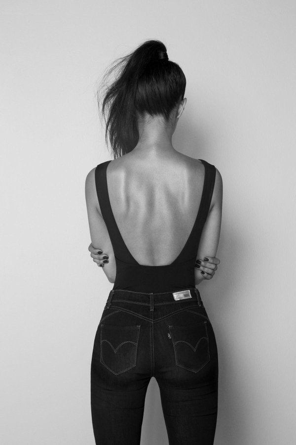 Девушка на спине