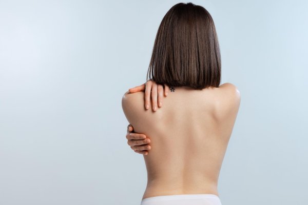 Девушка на спине