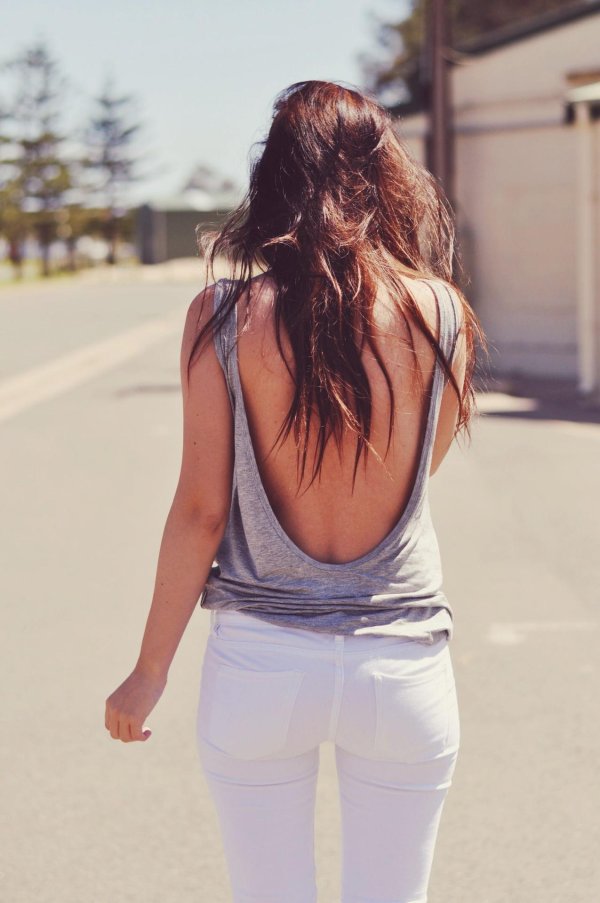 Девушка на спине