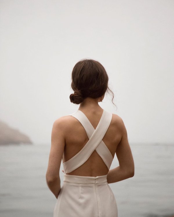 Девушка на спине