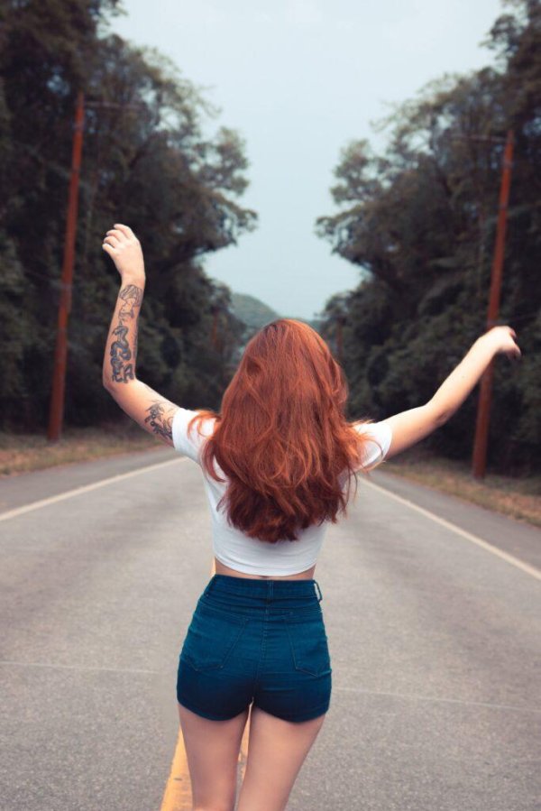 Девушка на спине