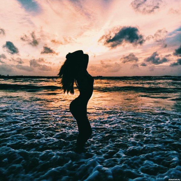 Девушка на спине