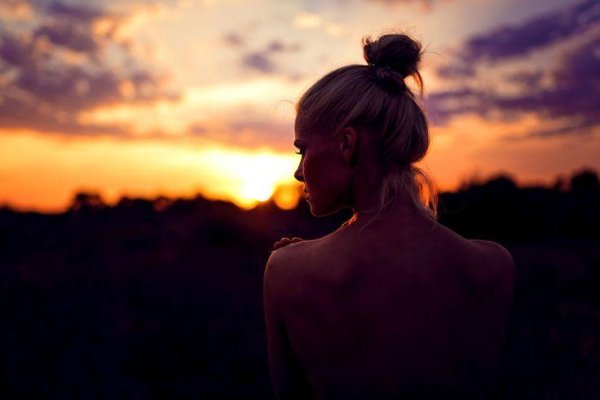 Девушка на спине