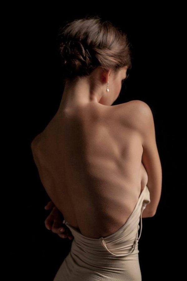 Девушка на спине