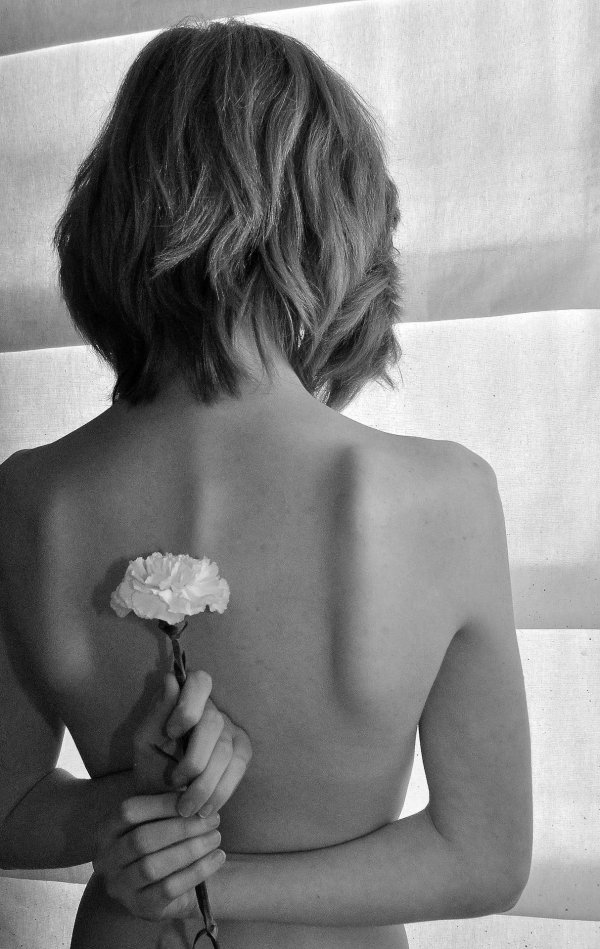 Девушка на спине