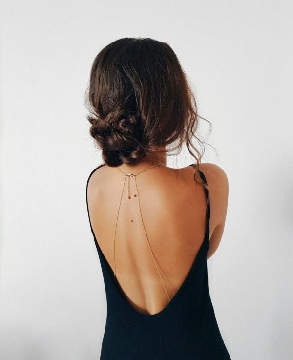 Девушка на спине