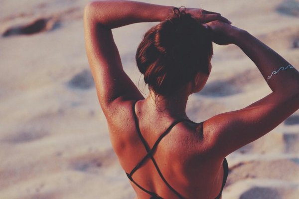 Девушка на спине