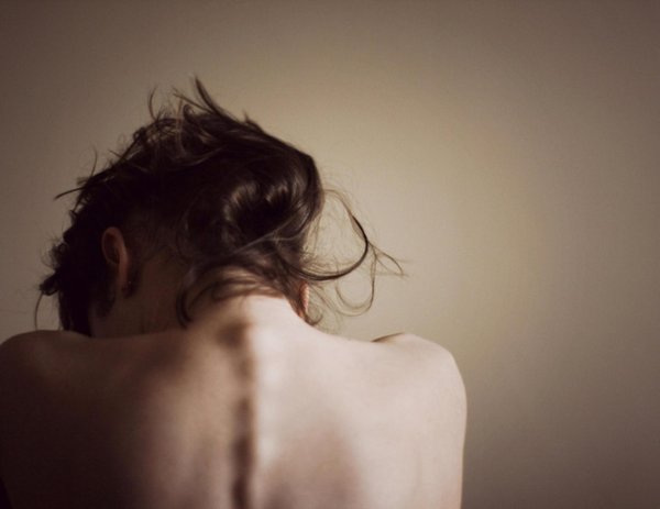 Девушка на спине