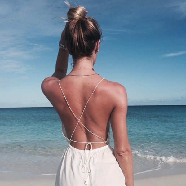 Девушка на спине