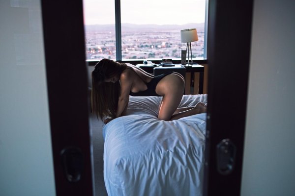 Девушка на спине