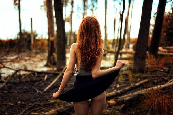 Девушка на спине