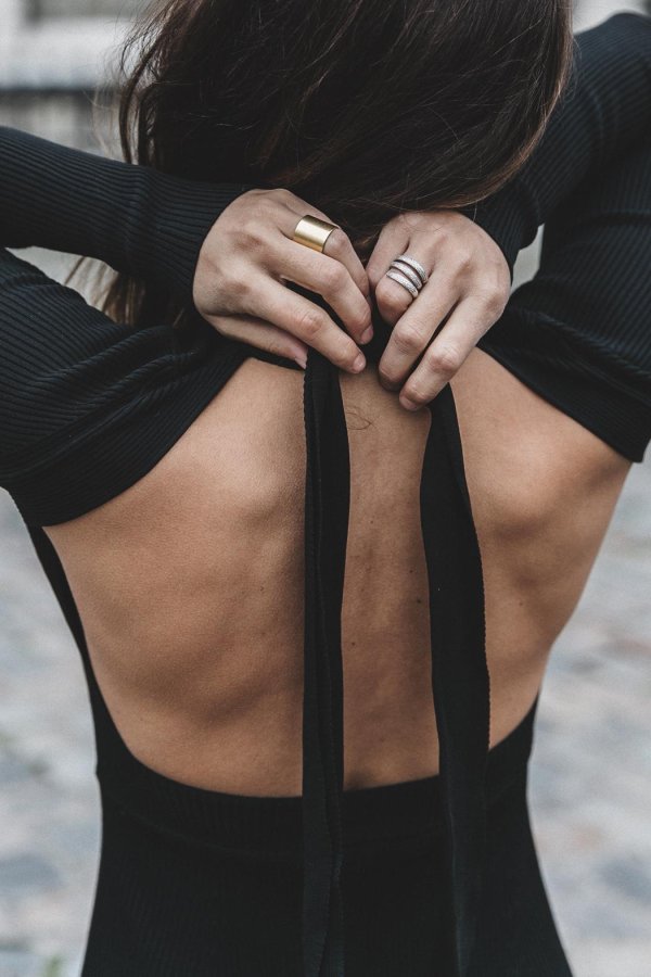 Девушка на спине