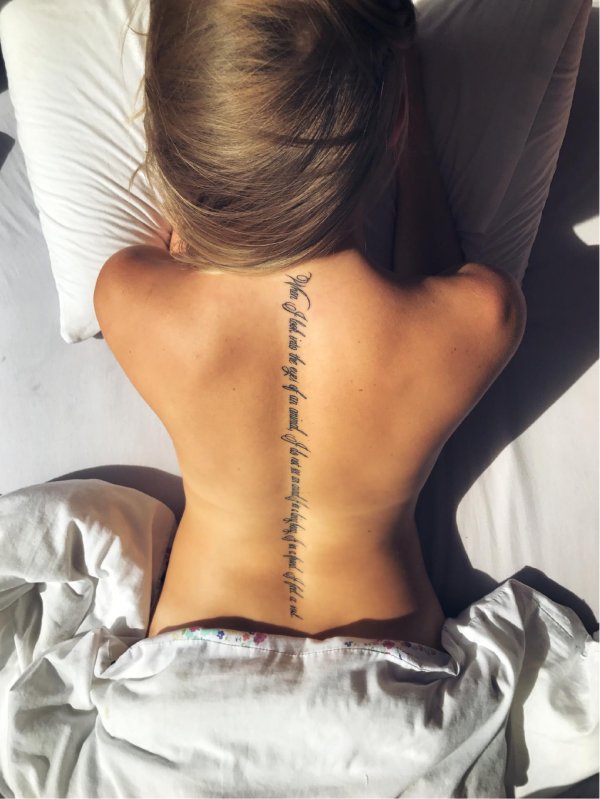 Девушка на спине