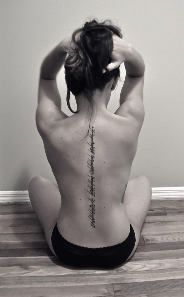 Девушка на спине