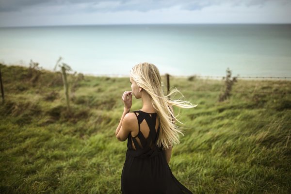 Девушка на спине