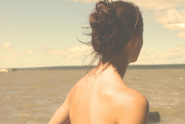 Девушка на спине