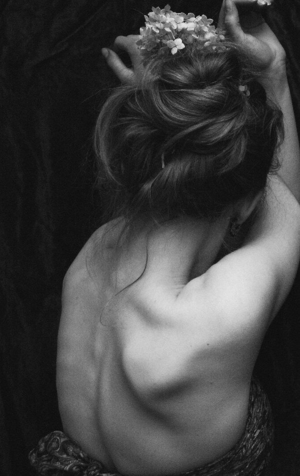 Девушка на спине