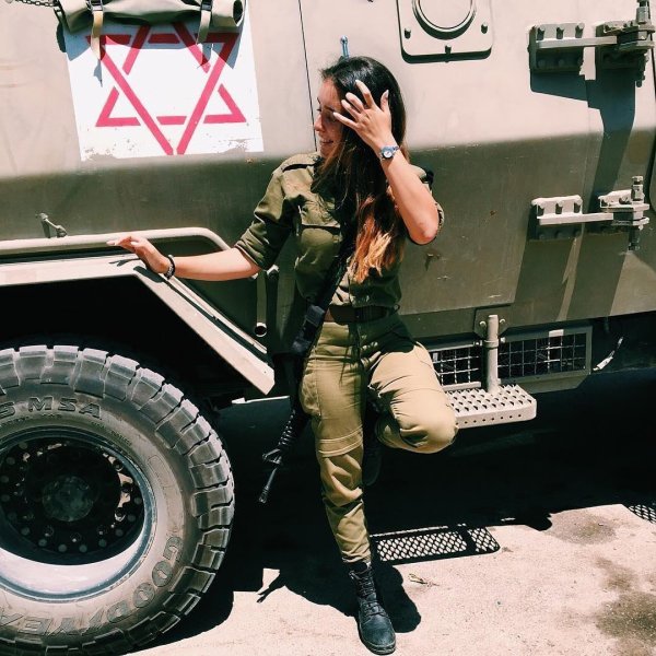 Военных с девушками