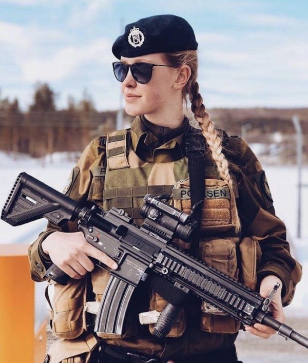 Военных с девушками