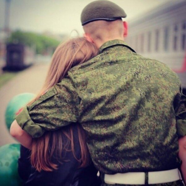 Военных с девушками