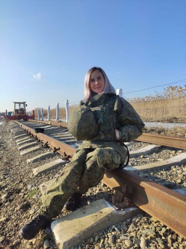 Военных с девушками