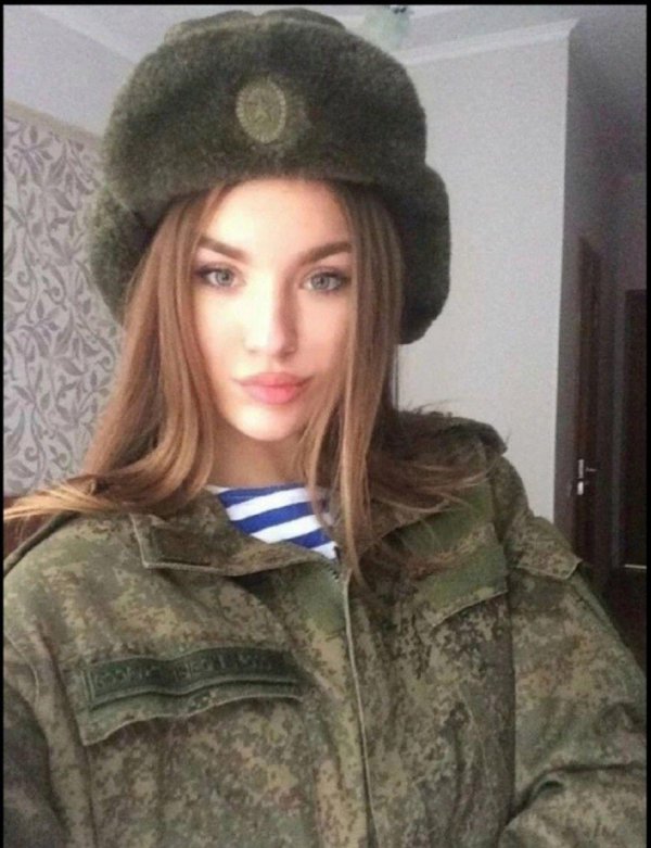 Военных с девушками