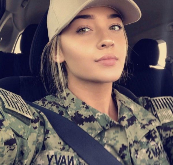 Военных с девушками