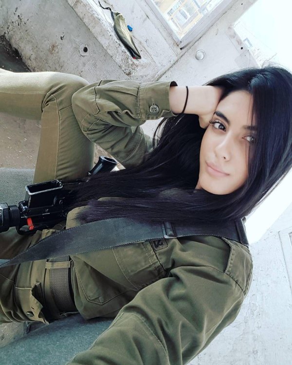 Военных с девушками