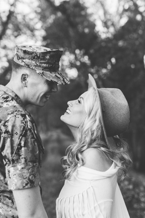 Военных с девушками