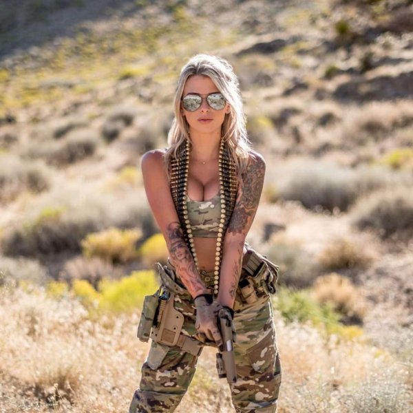 Военных с девушками