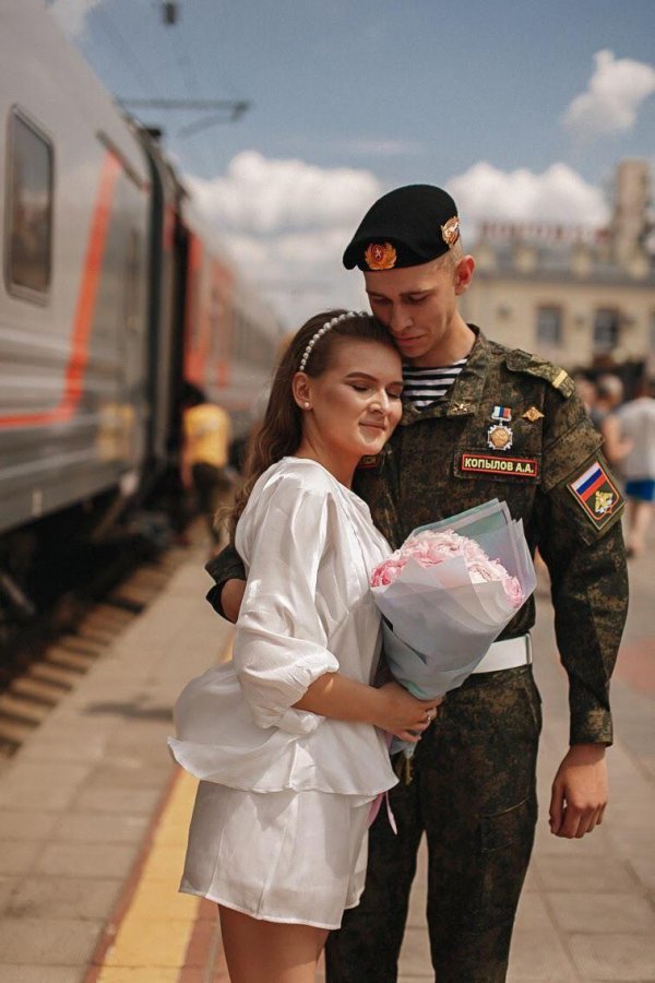 Военных с девушками