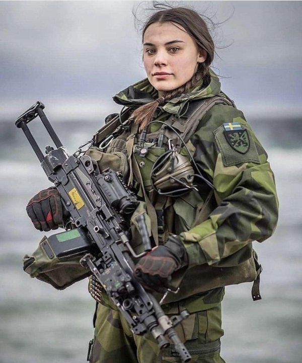 Военных с девушками