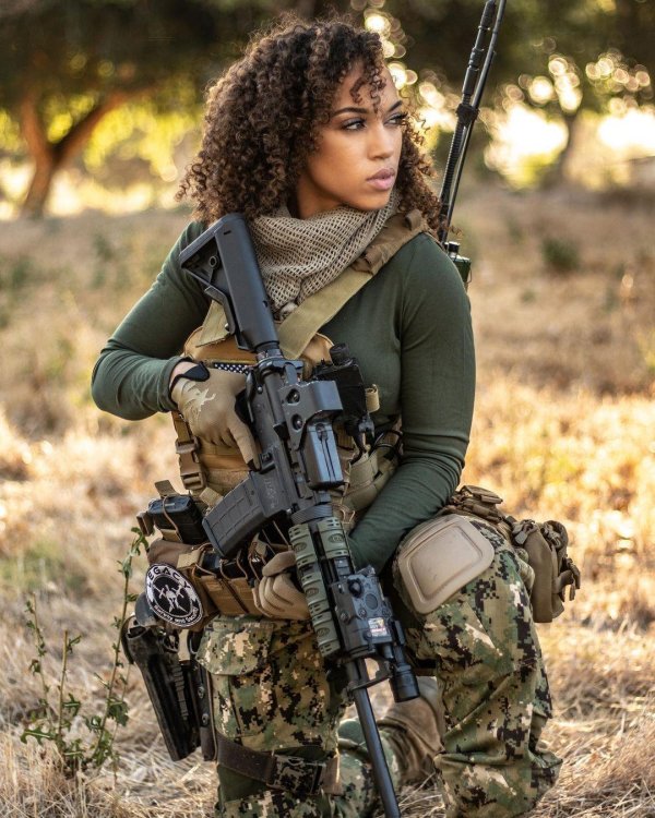 Военных с девушками