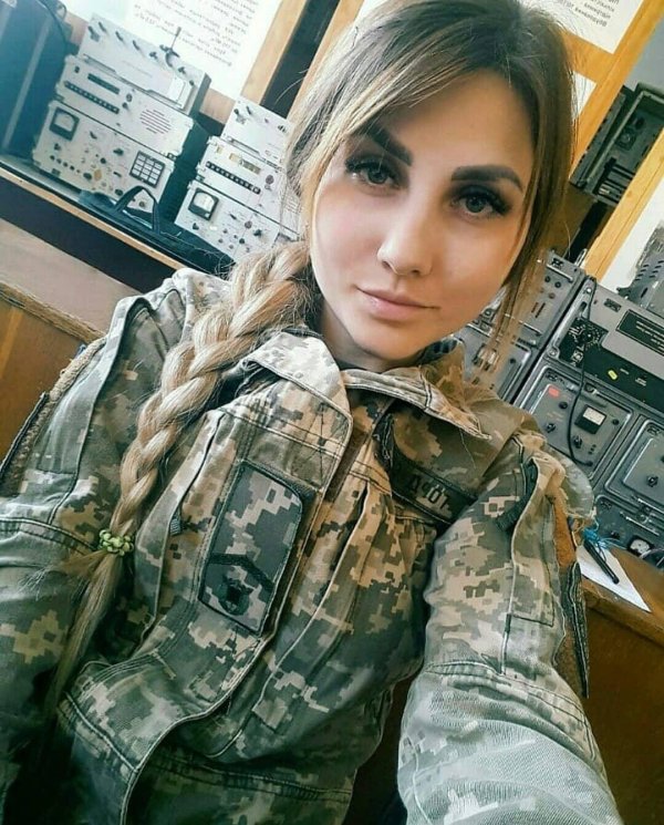 Военных с девушками