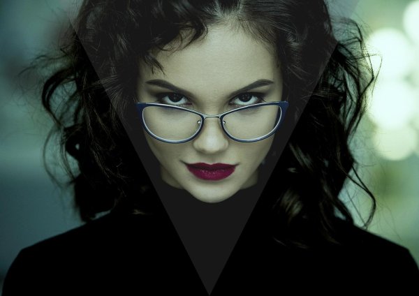 Девушка с очками