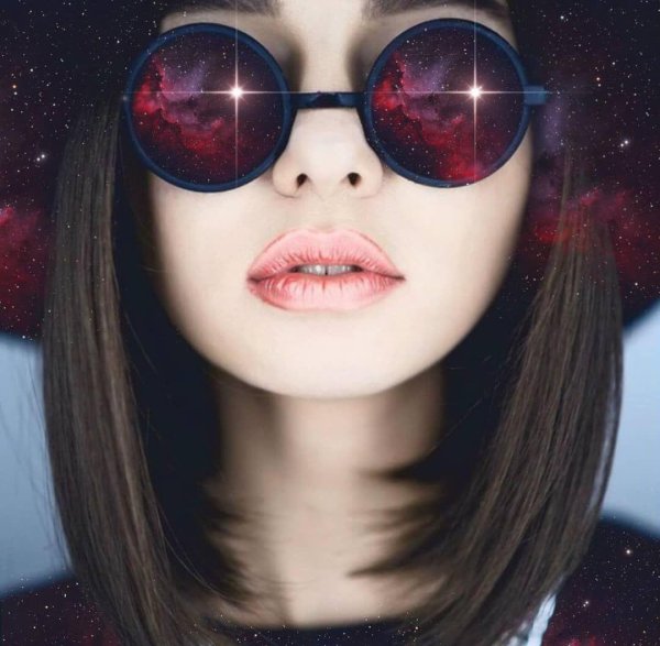 Девушка с очками