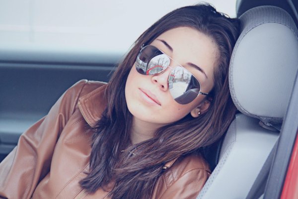 Девушка с очками