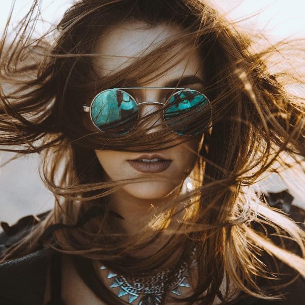 Девушка с очками