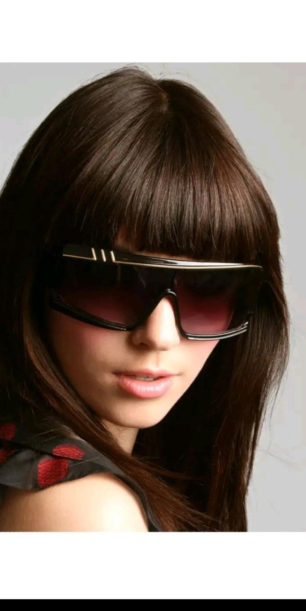 Девушка с очками